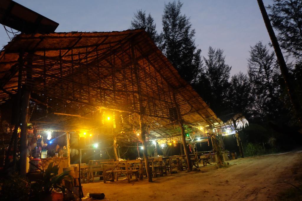 Готель Mr. Chuoi Bar And Hut Ko Phra Thong Екстер'єр фото